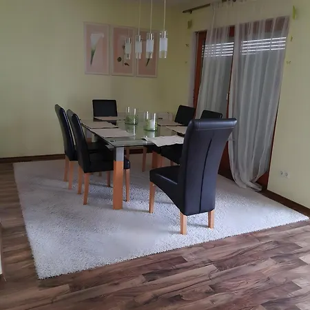 Mit Terrasse